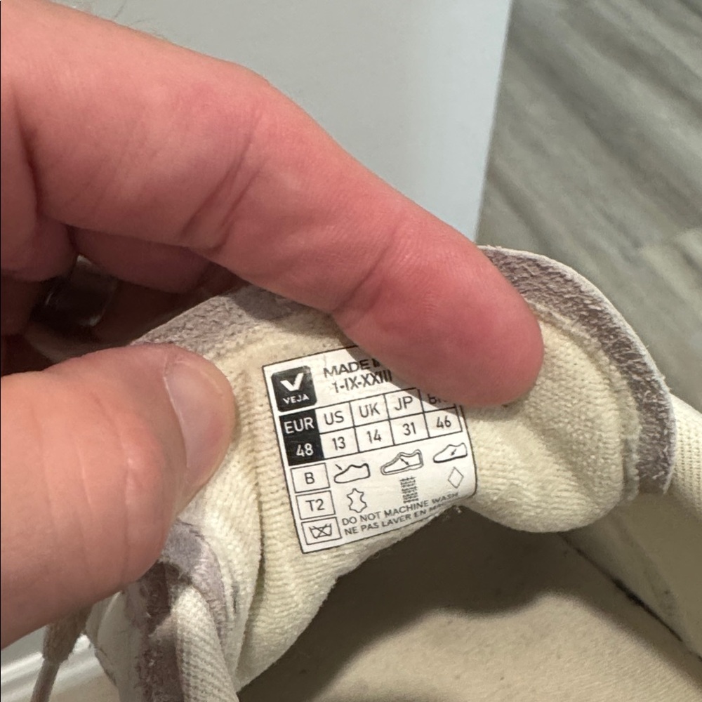 Veja Men's white and grey Sneakers - Picture 4 of 4
